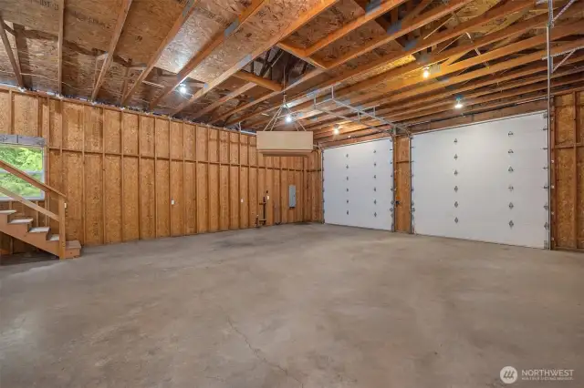 14 ft doors and electric lift!