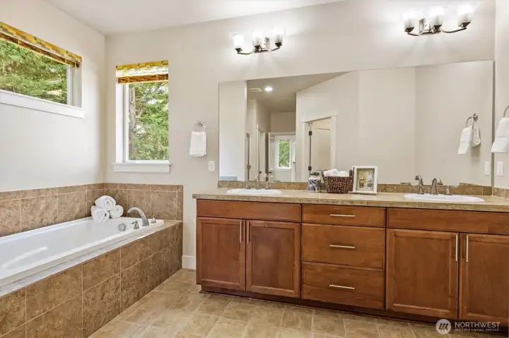 Very large primary bath