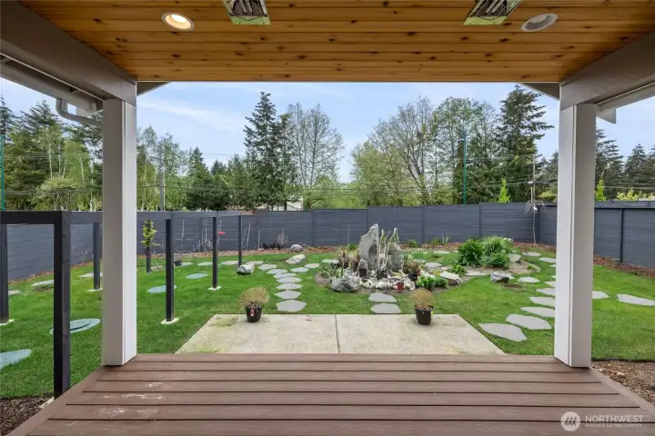 Low-maintenance Trex deck – perfect for BBQs and entertaining. Gas line ready for BBQ