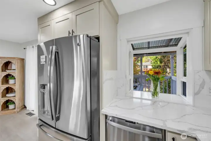 All appliances stay - yes these are stainless.