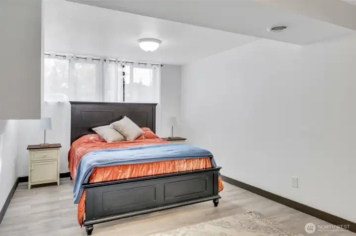 Downstairs bdrm #4 - Because we couldn't get enough orange and blue.