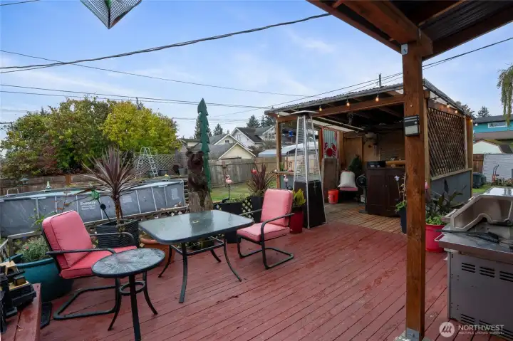 Great back deck to enjoy summer evenings
