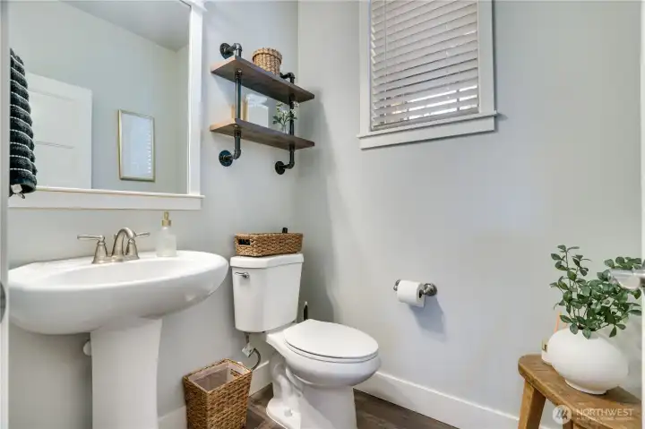 Main floor 1/2 bath