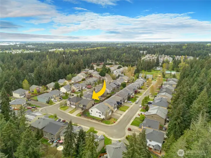 Peaceful setting with convenient access to everyday amenities!