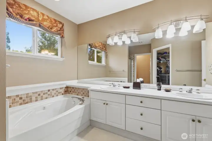Primary en-suite bath.