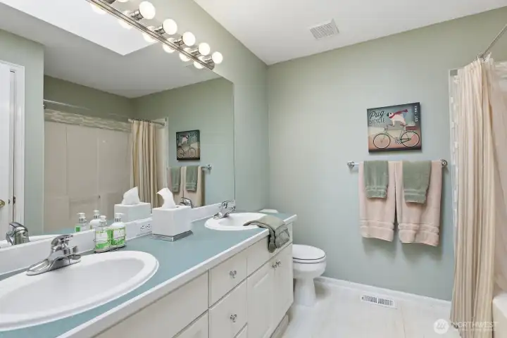 Guest Full Bath.