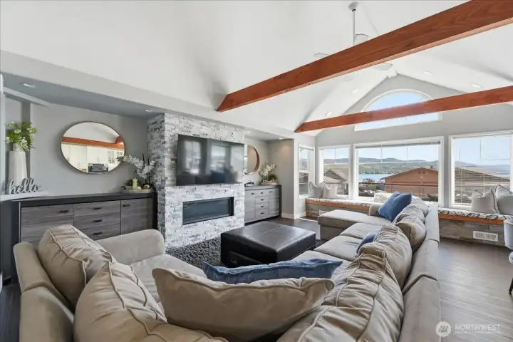 Living room with view windows towards the lake