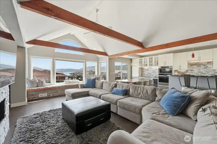 Lake life chic design with plenty of light-filled spaces