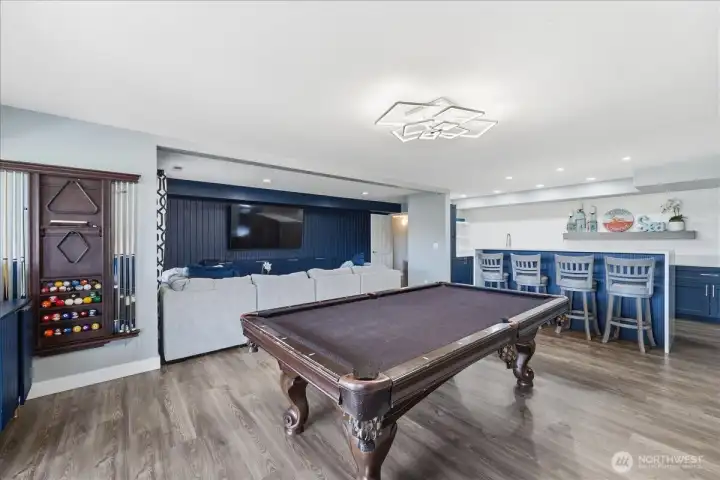 Billiard game, media space, serving area - it's all here