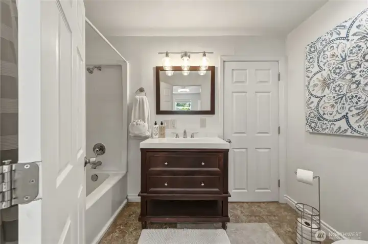 248 Bedroom #1 en suite bathroom