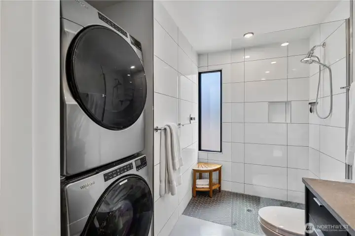2nd bath showing washer/dryer