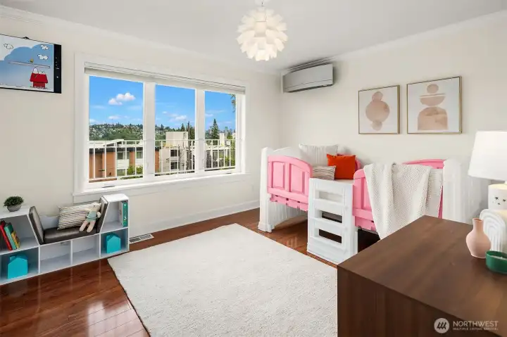 Second upstairs bedroom, with a view of the city skyline! Second upstairs bedroom, with a view of the city skyline!