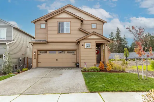 Beautiful 4 bedroom plus loft, 2.5 bath newer construction home located right next to the community open space