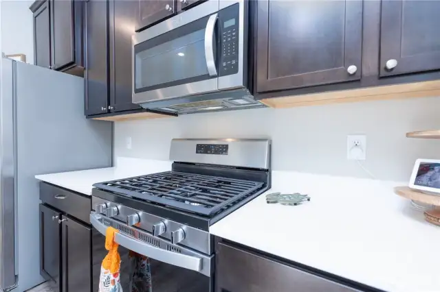 Gas range, quartz counters