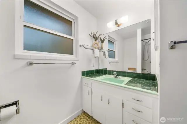 Upper full bathroom