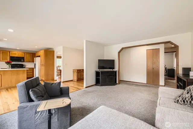 RELAXING FAMILY ROOM WITH PERFECT FLOW FOR RELAXING OR ENTERTAINING.