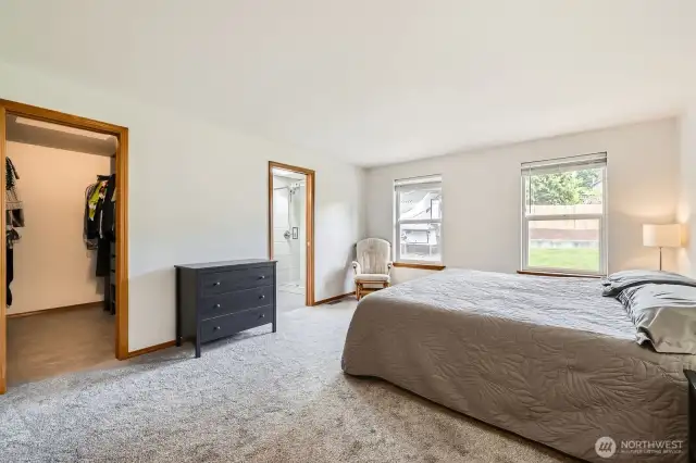 PRIVATE & LARGE PRIMARY BEDROOM SUITE WITH ABUNDANT LIGHT.