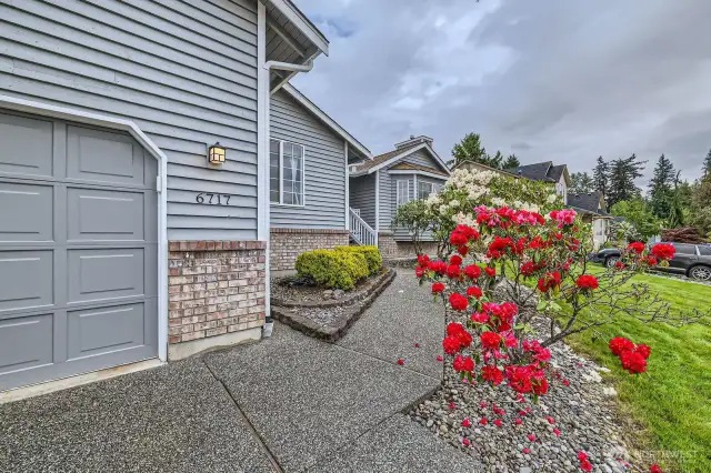 WONDERFUL HOME IN GETCHELL HILL. LOVELY FRONT PORCH WITH VIEWS.