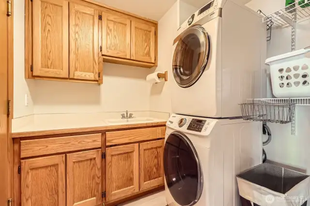 CONVENIENT UTILITY ROOM W/ SINK. COMES WITH ALL THE APPLIANCES.