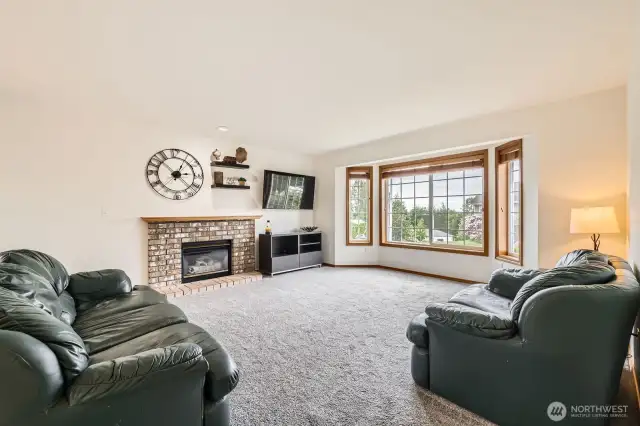 BRIGHT AND INVITING LIVING ROOM WITH PANORAMIC VIEWS AND PLENTY OF ROOM FOR FURNITURE.