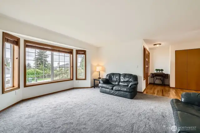 SPACIOUS ENTRY WITH HARWOOD FLOORS AND OPEN LAYOUT. PERFECT GREETING GUESTS.