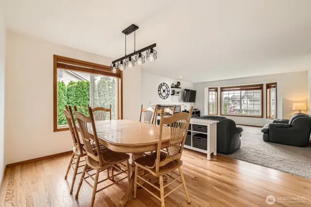 LARGE DINING AREA, CAN EFFORTLESSLY SEAT EIGHT OR MORE.