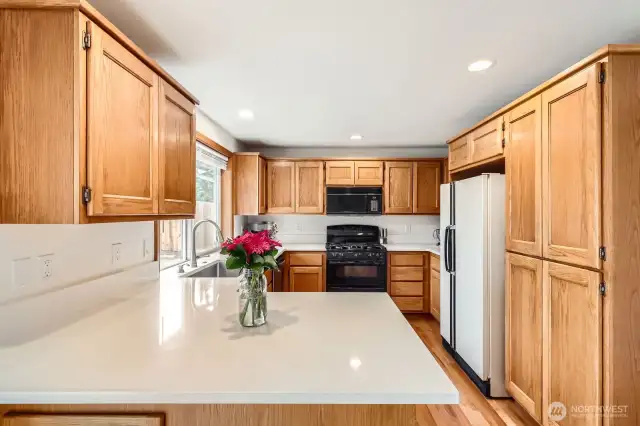 MODERN KITCHEN WITH WELL DESIGNED LAYOUT, COMES WITH ALL THE APPLIANCES.