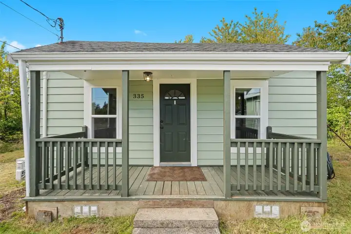Cute 2 bed 1 bath on 1/3 acre.