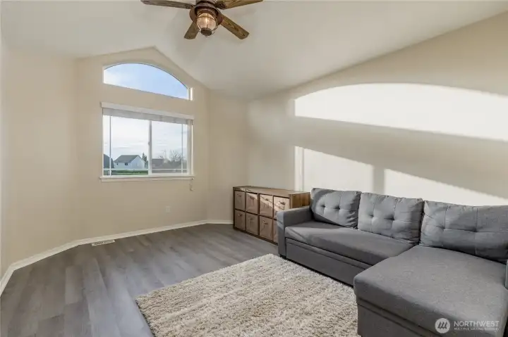 Upstairs bonus room has vaulted ceiling