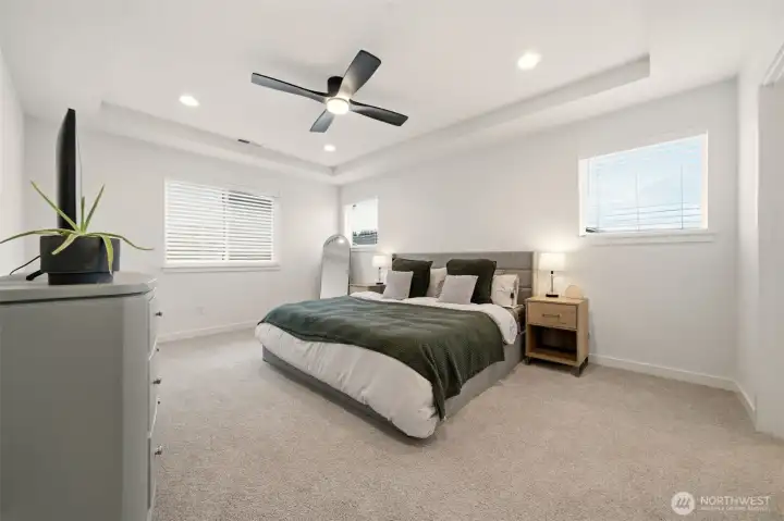Primary bedroom. En suite. Ceiling fan. Coiffed ceiling.