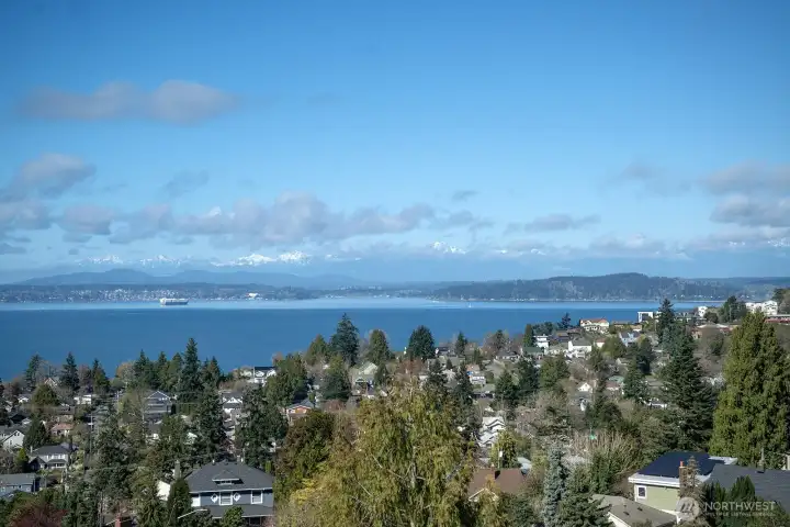 Western exposure from the roof top deck!