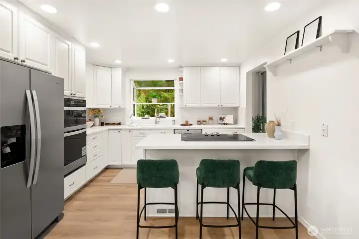 Open concept living/dining/kitchen w/beautiful oak-colored flooring & recessed lighting