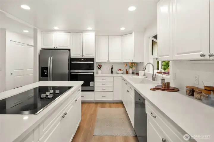 Open concept living/dining/kitchen w/beautiful oak-colored flooring & recessed lighting