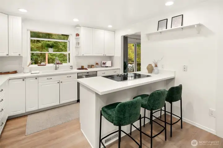 Open concept living/dining/kitchen w/beautiful oak-colored flooring & recessed lighting