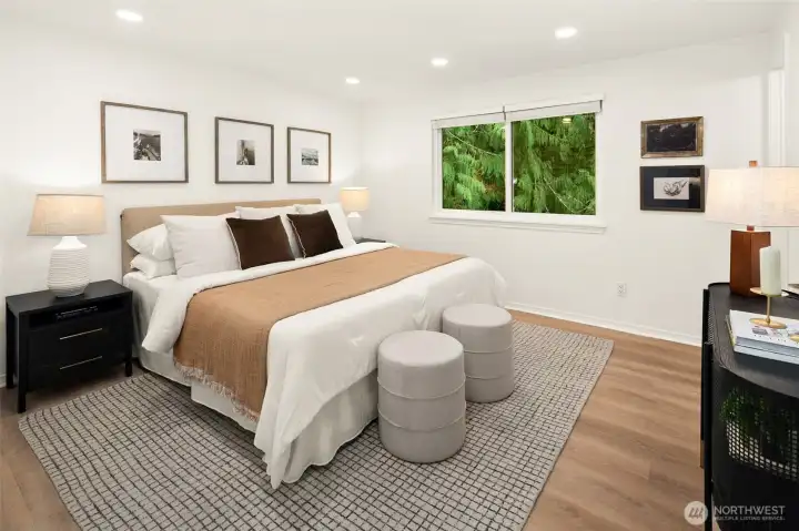 Primary bedroom w/en-suite bath