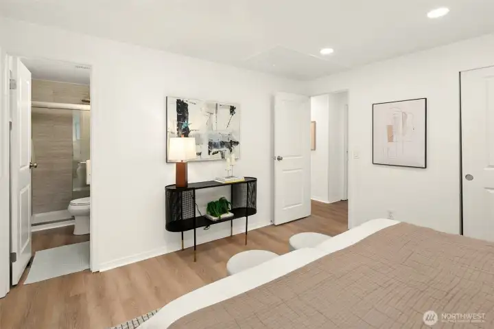 Primary bedroom w/en-suite bath