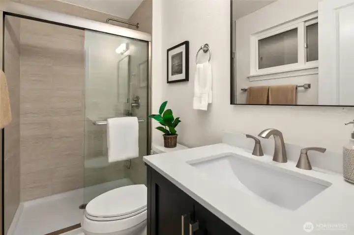 Primary bedroom w/en-suite bath