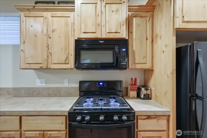 Kitchen, gas range, built-in microwave