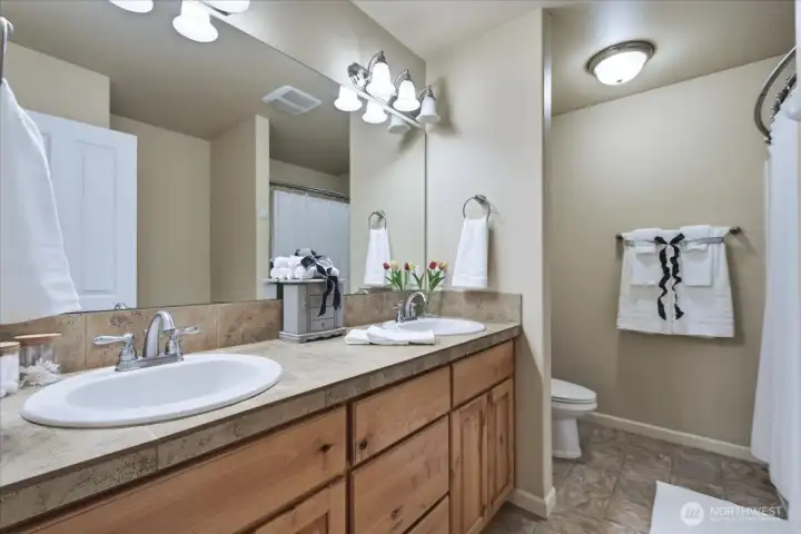 Primary bath, ensuite, double vanity
