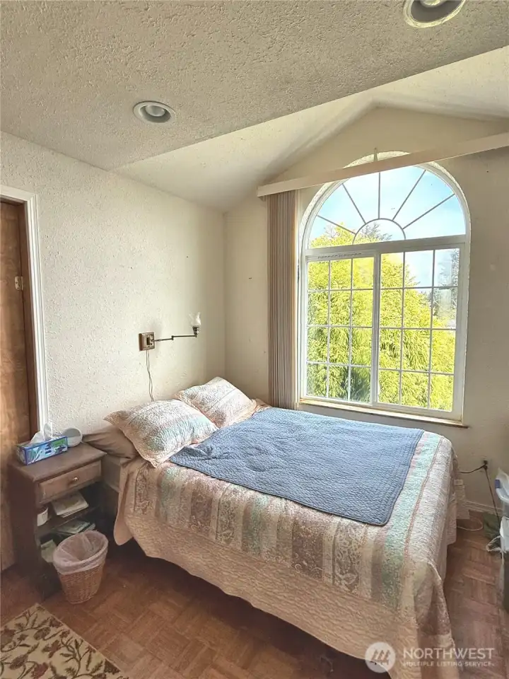 Third bedroom with lots of light!