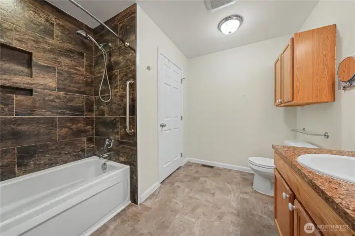 Primary Ensuite with Soakng  TUbe