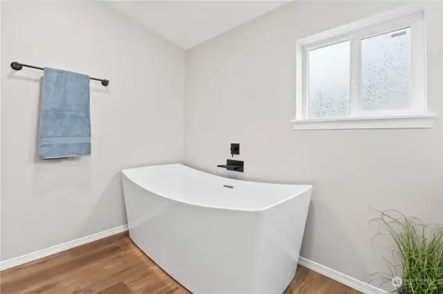 Primary Bath w/Luxurious Soaking Tub!