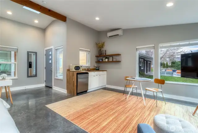Detached Studio with Kitchenette & Bath