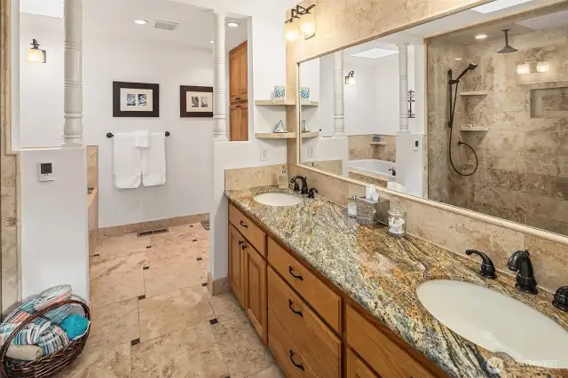 Primary en suite full bath.