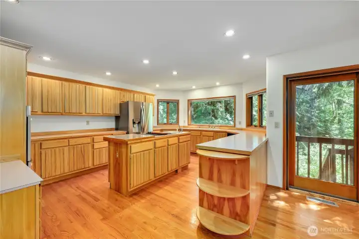 So much work/storage space in this kitchen.
