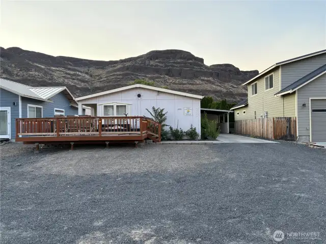 Big driveway to the covered carport. Lots of parking
