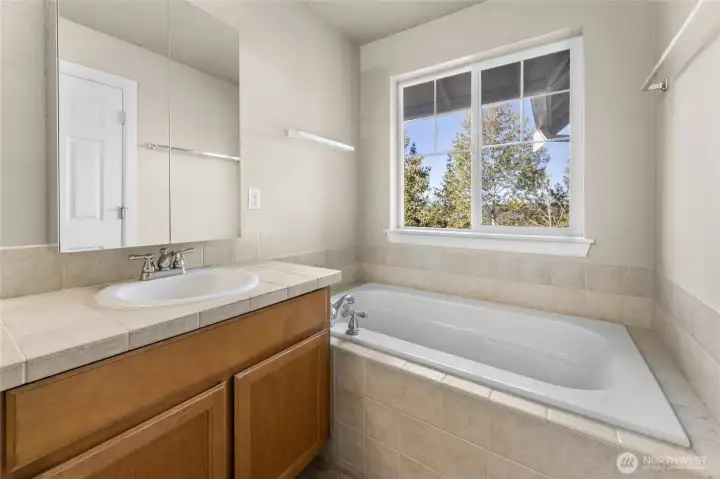 5 ,piece bathroom off primary bedroom