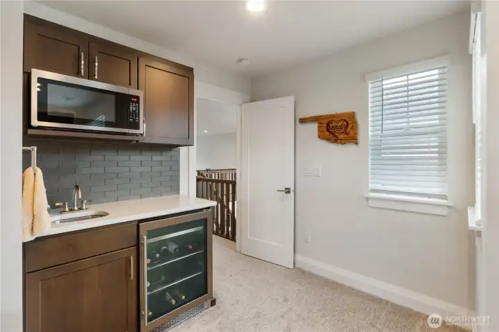 ~Bonus Room Sink, Fridge and Microwave~