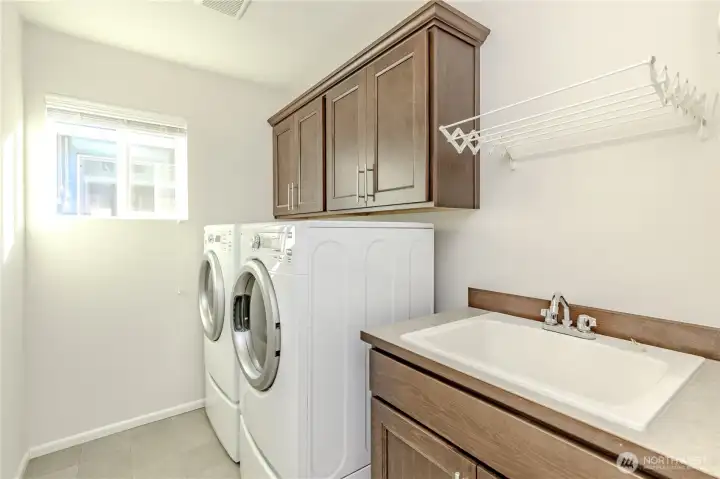 Large laundry room w/sink!