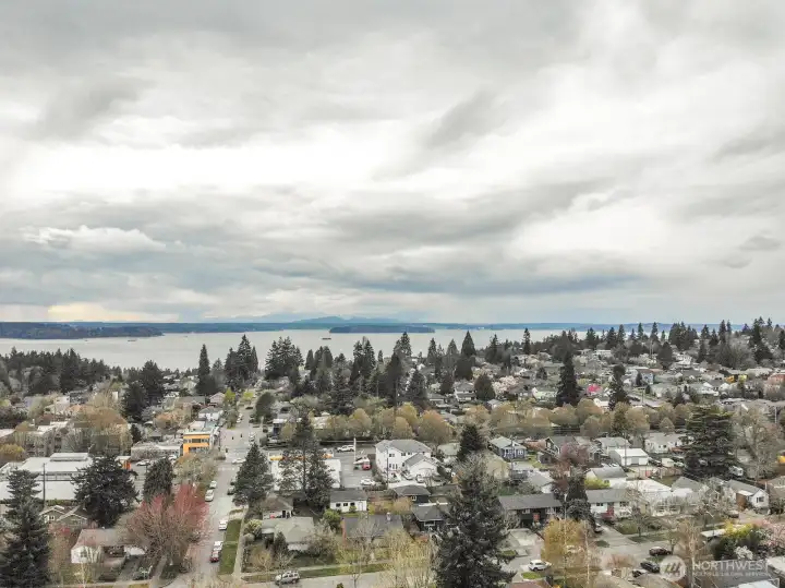 Ferry, Scenic Walks, Restaurants close by